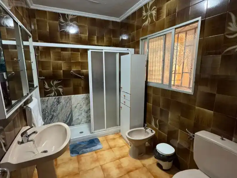 Badezimmer von Erdgeschoss zur Miete in Belmez mit Klimaanlage, Abstellraum und Möbliert