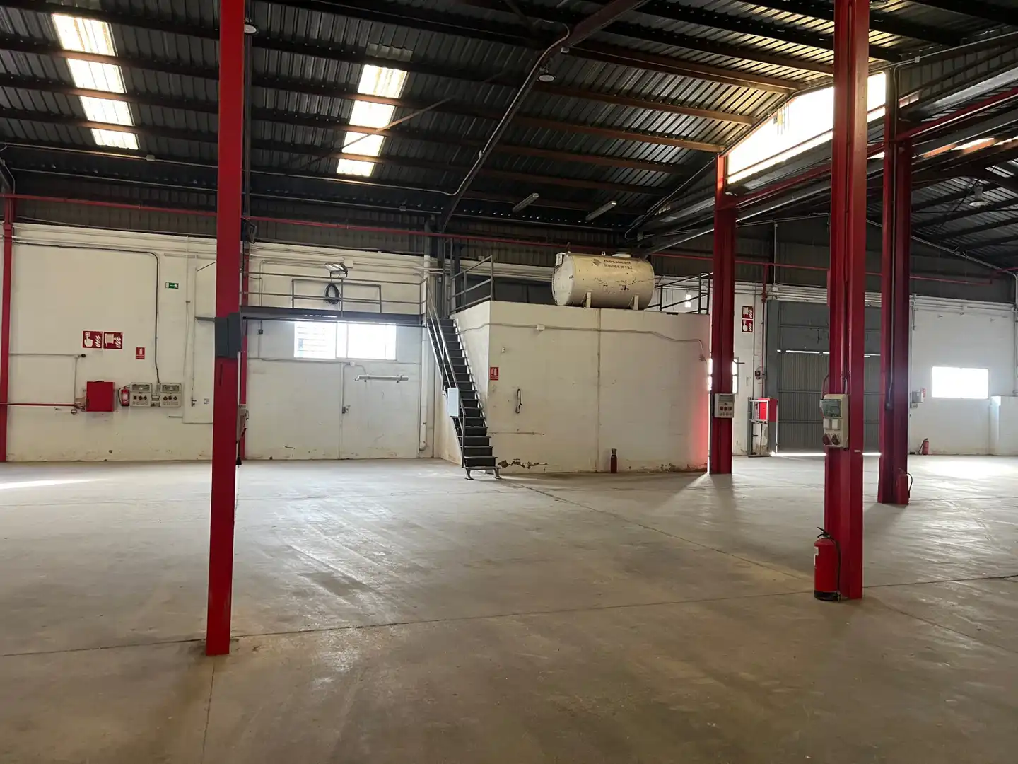 Nau industrial de lloguer en Quart de Poblet amb Alarma