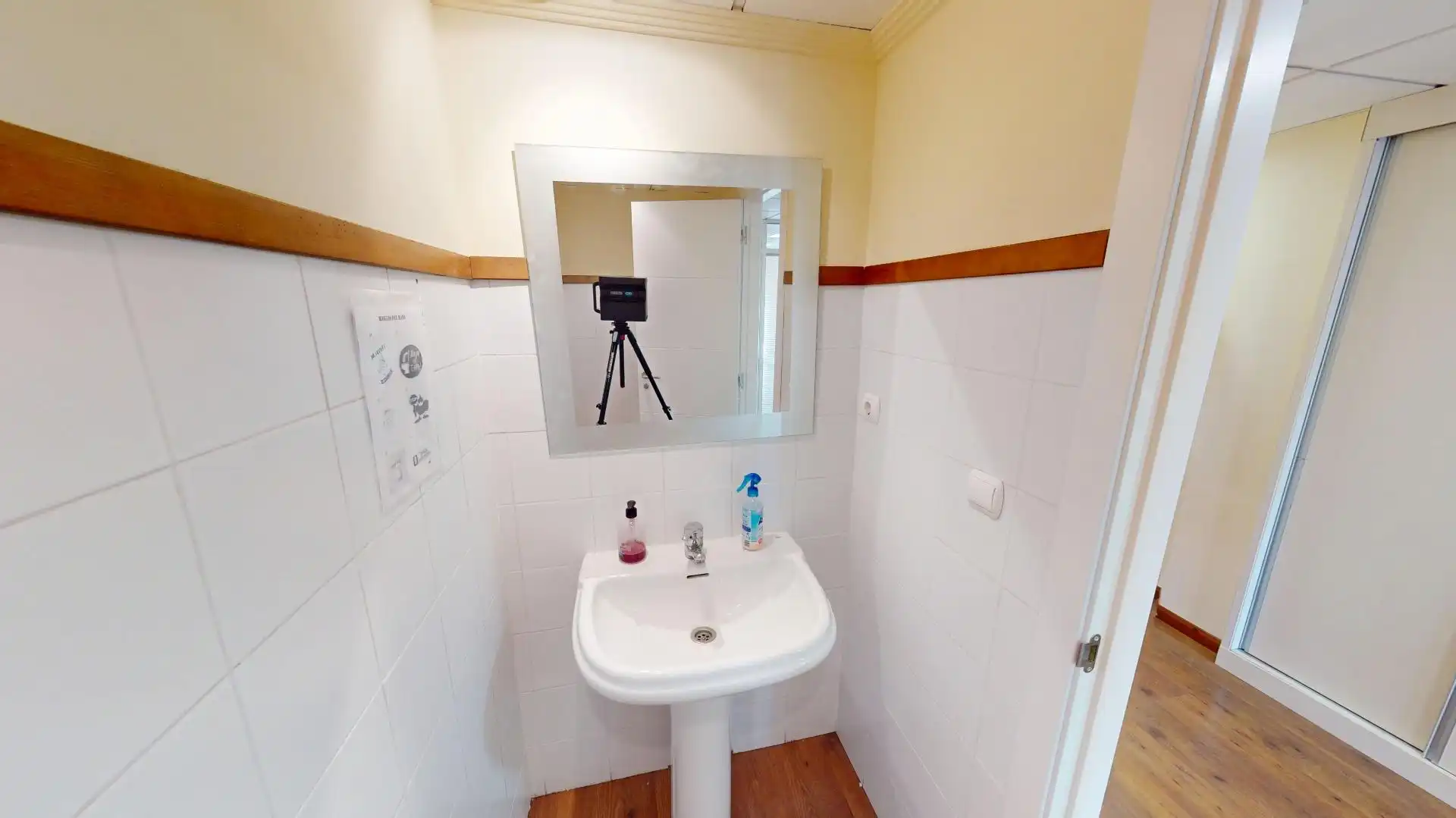 Badezimmer von Büro zur Miete in Valencia mit Klimaanlage