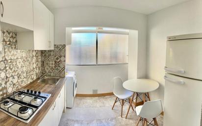 Cuina de Apartament en venda en Alicante / Alacant amb Aire condicionat, Terrassa i Balcó