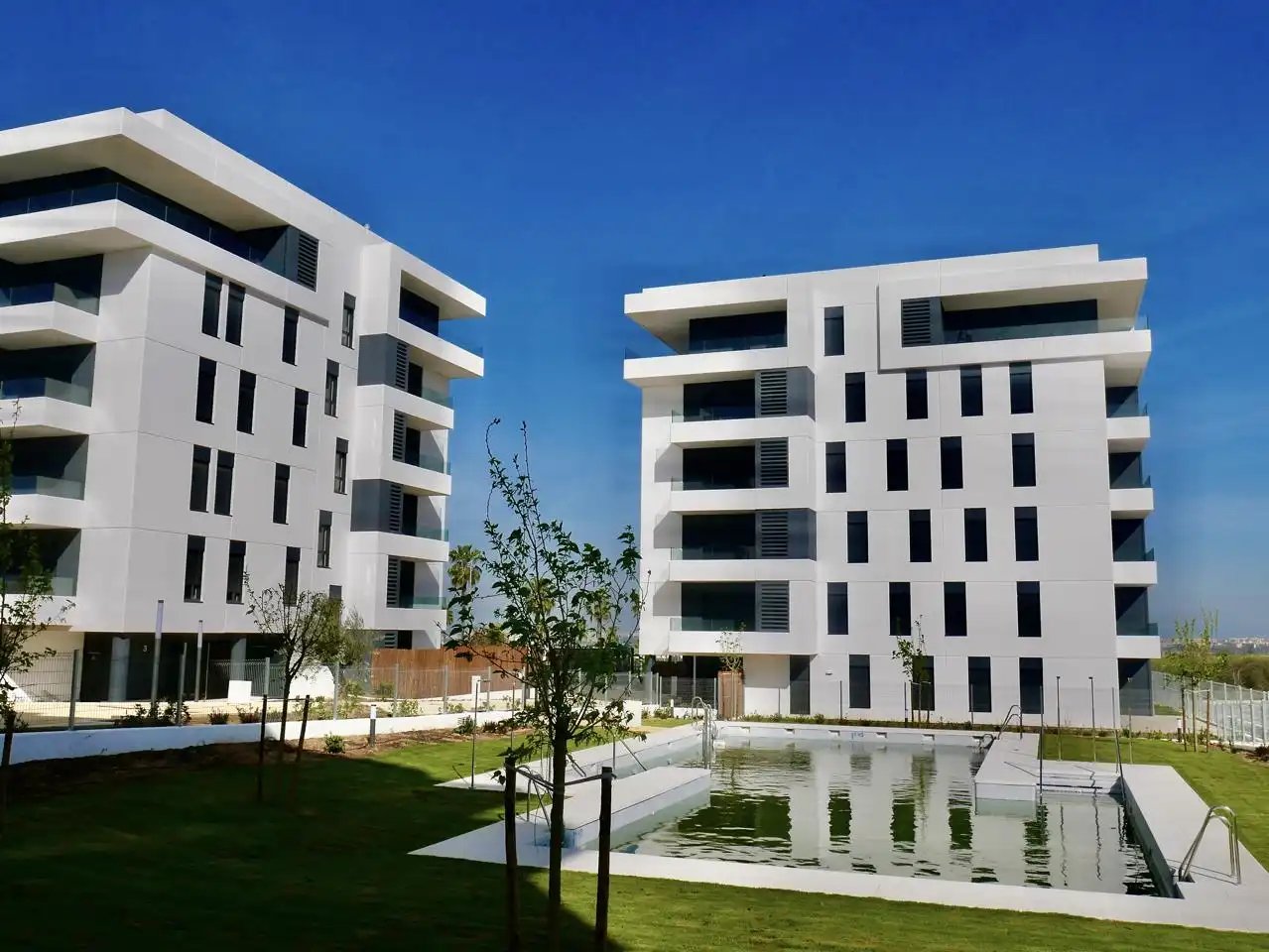 Flat for rent in Ángel Ojeda Avilés, Entrenúcleos