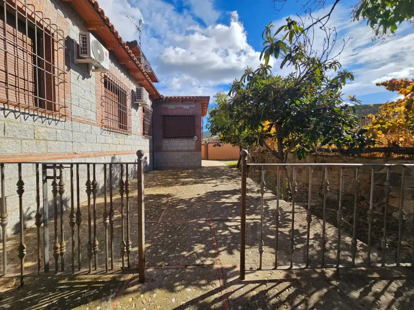 Vista exterior de Casa o xalet en venda en Navahermosa amb Aire condicionat, Piscina i Balcó