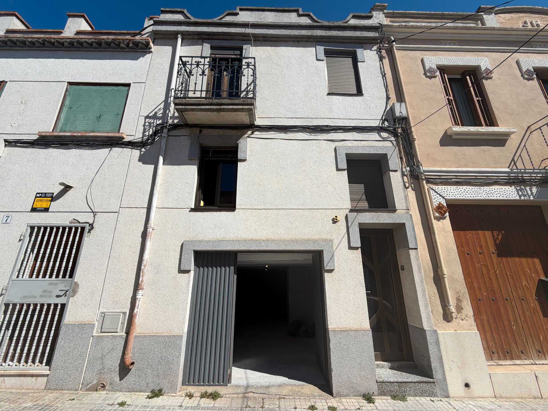 Exterior view of Single-family semi-detached for sale in Santa Margarida I Els Monjos  with Heating, Terrace and Oven