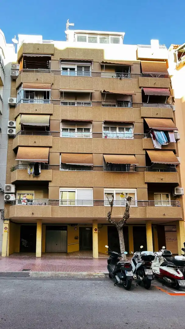 Vista exterior de Ático en venta en Benidorm con Aire acondicionado, Terraza y Trastero
