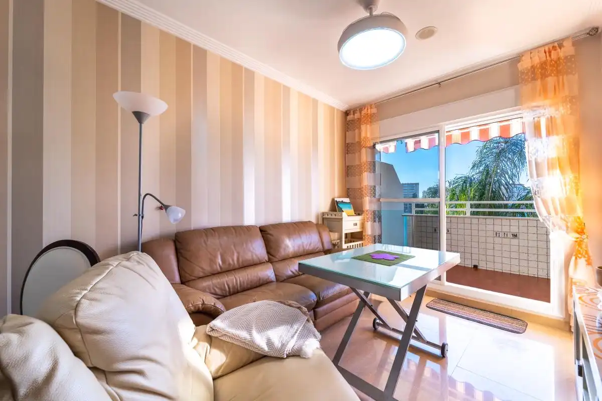 Wohnzimmer von Wohnung zum Verkauf in Algarrobo mit Klimaanlage, Heizung und Privatgarten
