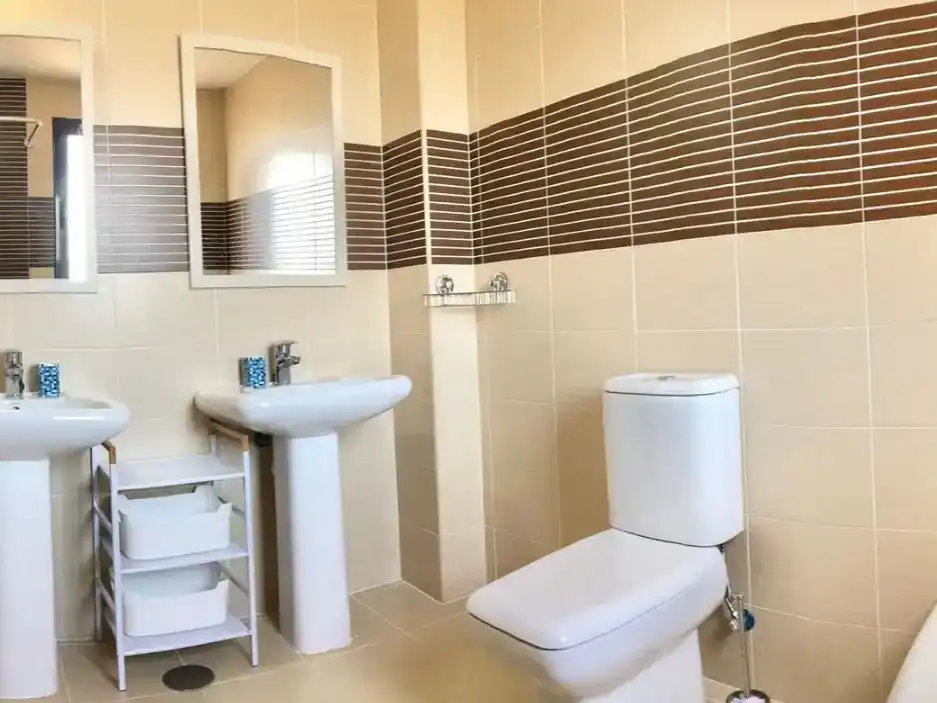 Bathroom of Flat for rent in Polop  with Air Conditioner, Private garden and Parquet flooring