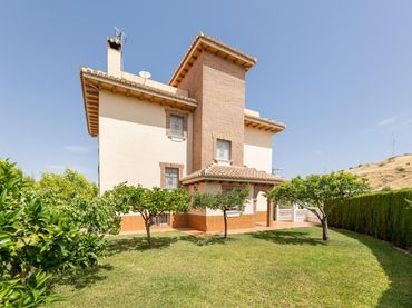 Chalet con piscina en venta en Huétor Vega