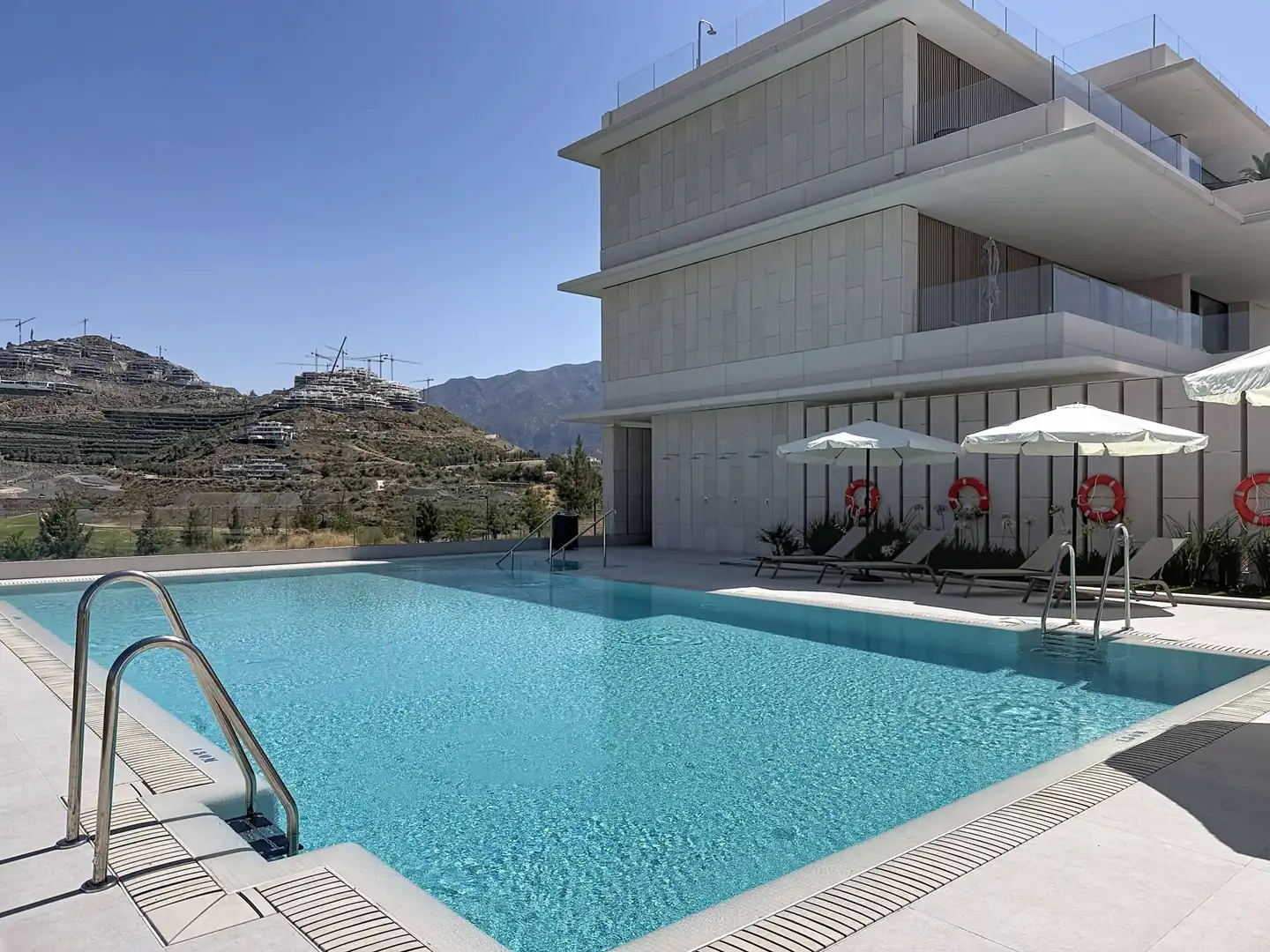 Swimming pool of Apartments for sale in Benahavís  with Air Conditioner, Terrace and Storage room