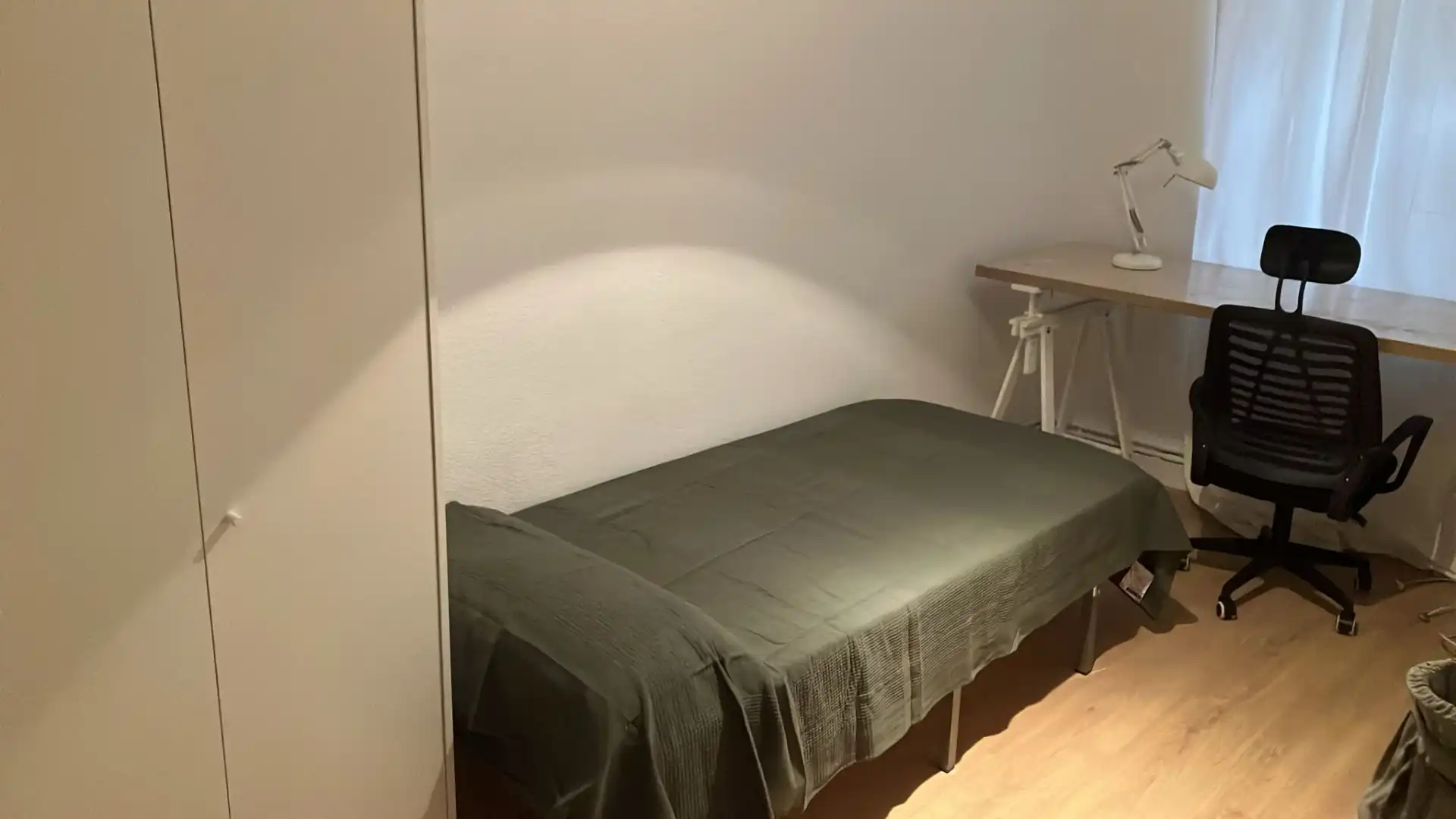 Dormitori de Pis de lloguer en Zaragoza amb Calefacció, Parquet i Moblat
