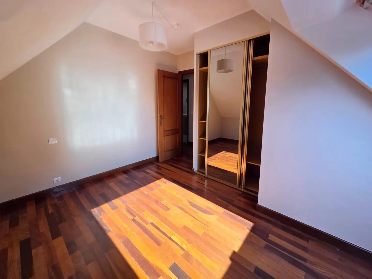 Schlafzimmer von Dachboden zur Miete in Santander mit Heizung, Privatgarten und Parkett