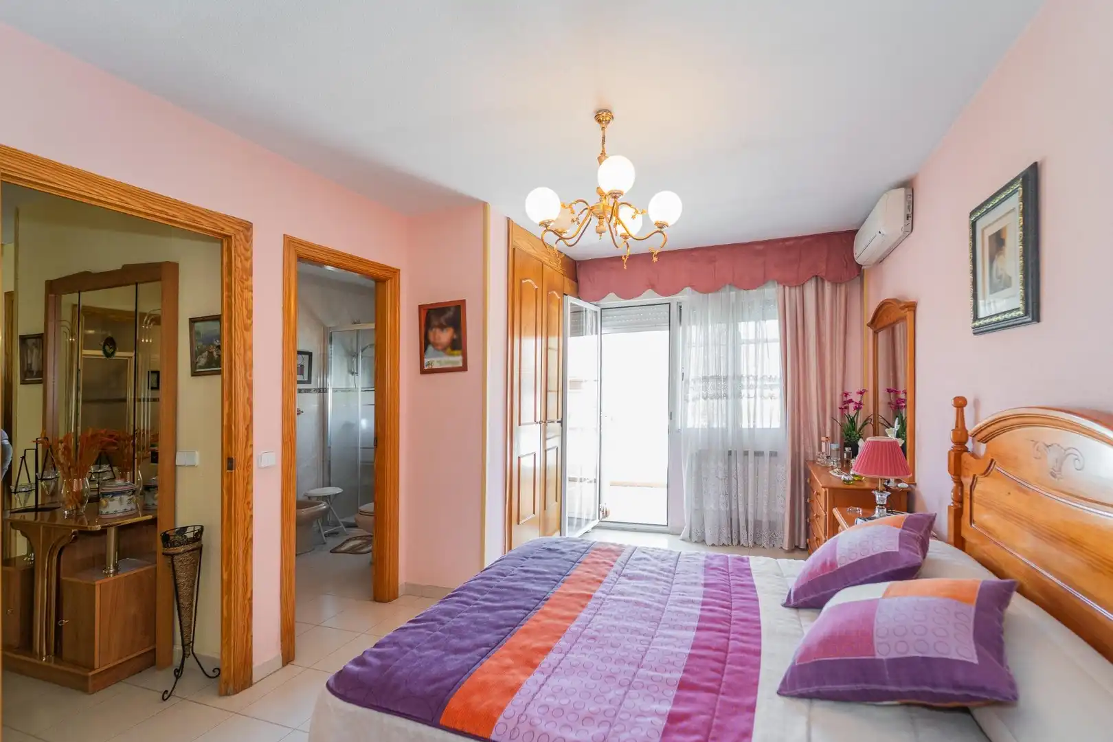 Schlafzimmer von Einfamilien-Reihenhaus zum Verkauf in Parla mit Klimaanlage, Heizung und Privatgarten
