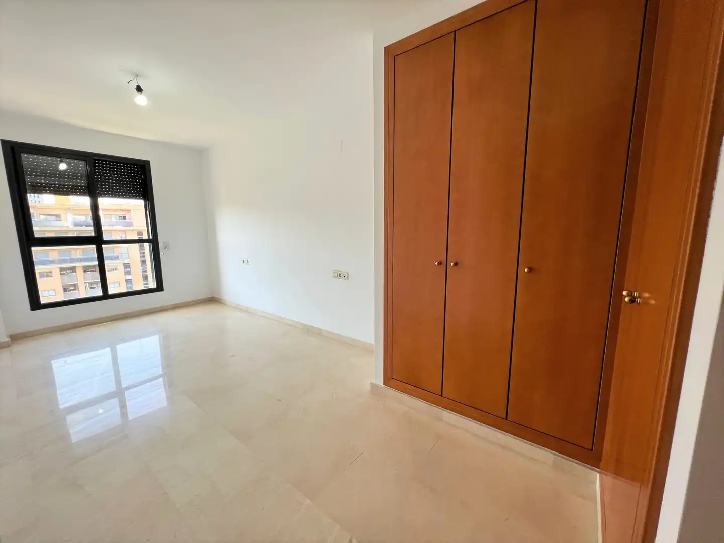 Flat for rent in Valencia  with Air Conditioner, Oven and Washing machine