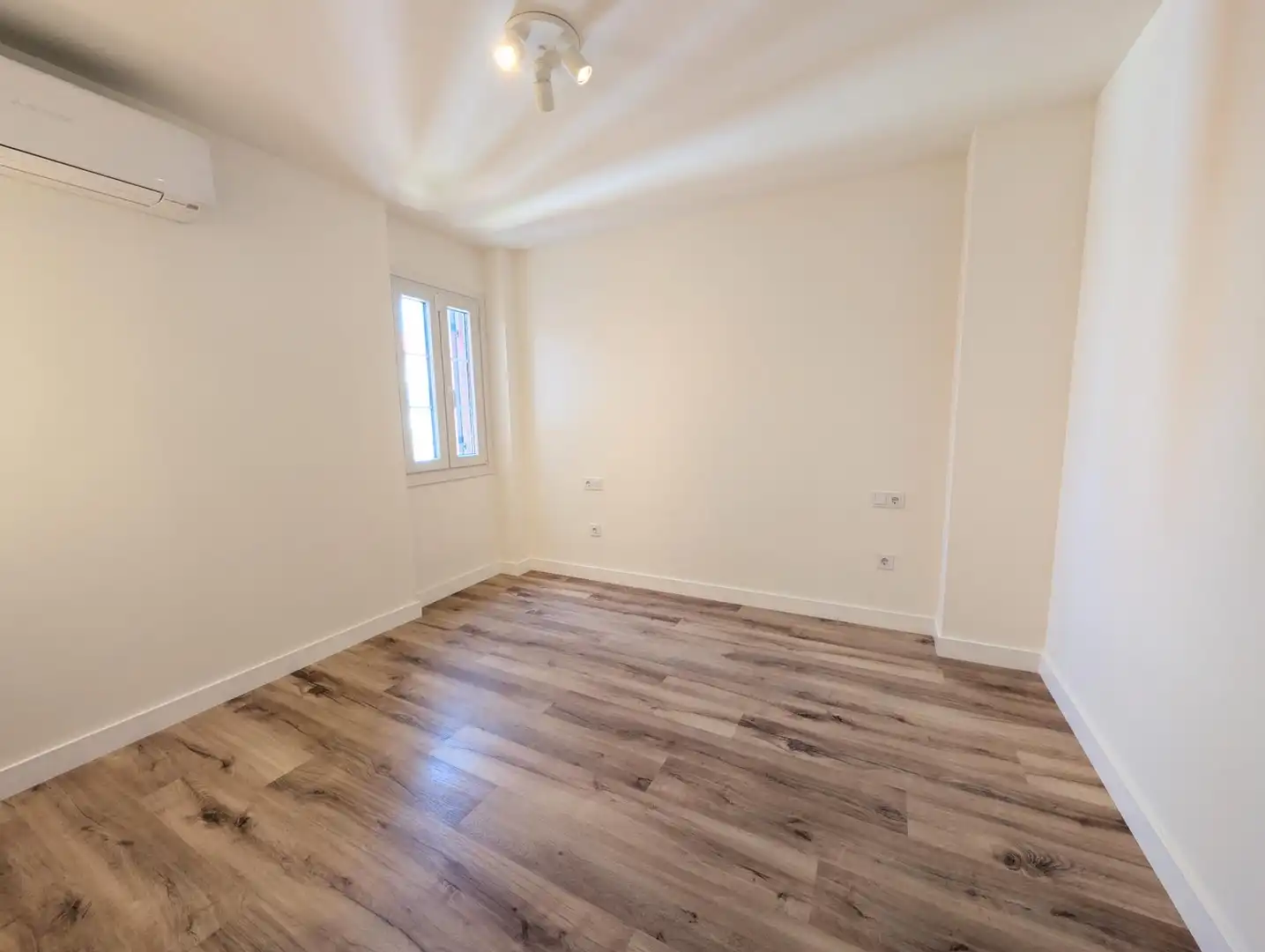 Flat for rent in Sevilla  with Air Conditioner, Heating and Balcony