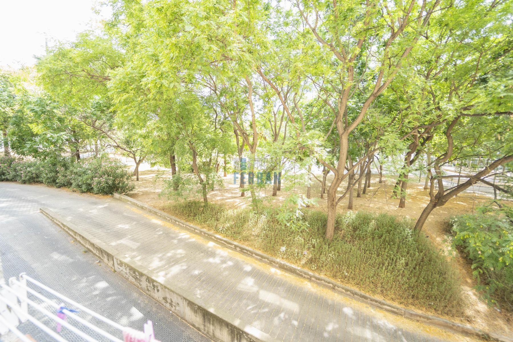 Exterior view of Flat for sale in  Barcelona Capital  with Heating, Terrace and Furnished