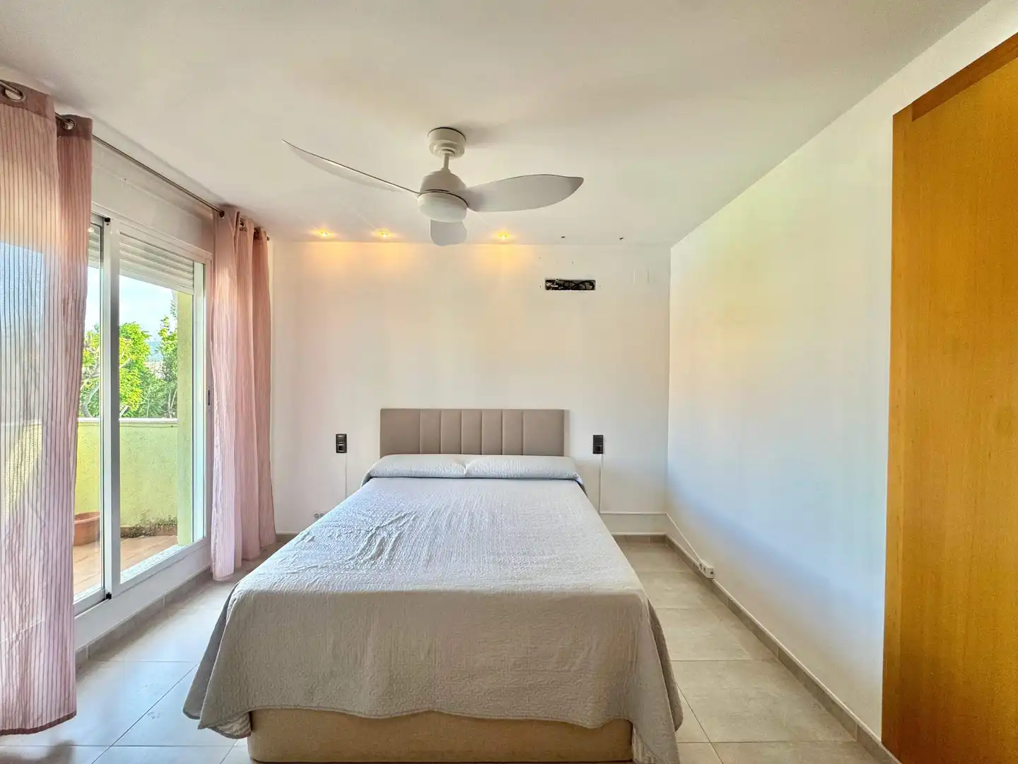 Habitación de Casa adosada en venta en Almoines con Aire acondicionado, Terraza y Balcón