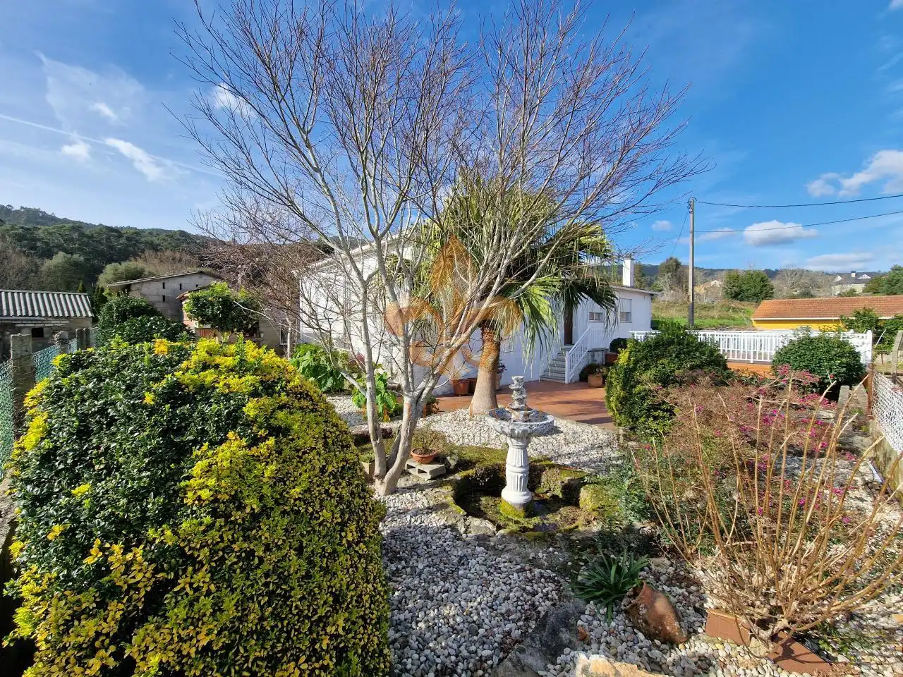 Vista exterior de Casa o xalet en venda en O Rosal   amb Calefacció, Jardí privat i Terrassa