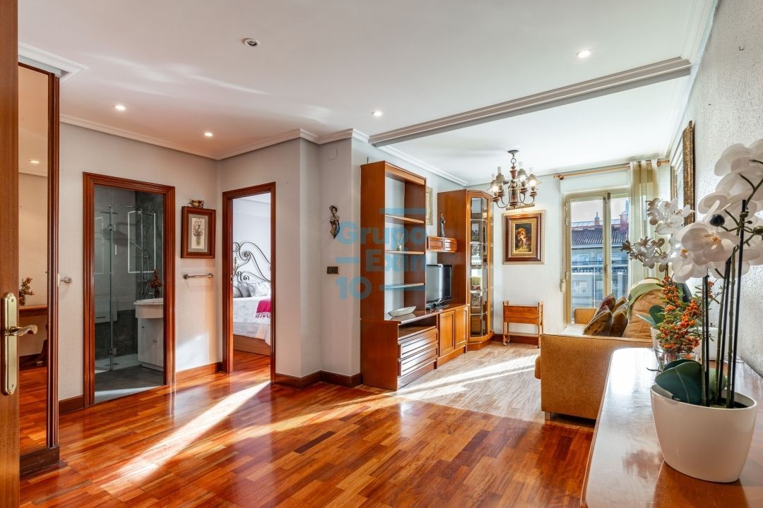 Sala d'estar de Pis en venda en Donostia - San Sebastián  amb Terrassa