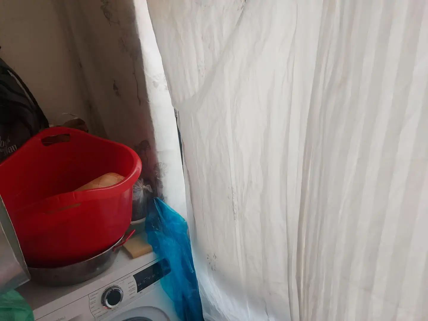 Badezimmer von Wohnung zum Verkauf in Salt mit Balkon