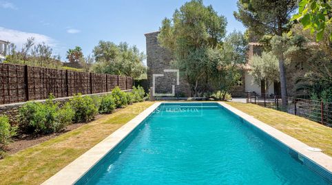 Villa de obra nueva con jardín y piscina en Cadaqués