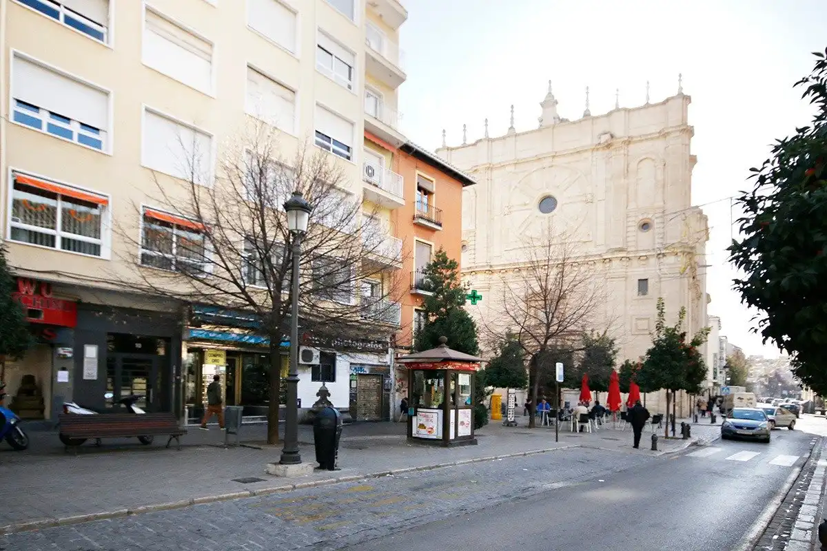 Vista exterior de Oficina de lloguer en Granada amb Aire condicionat, Calefacció i Alarma