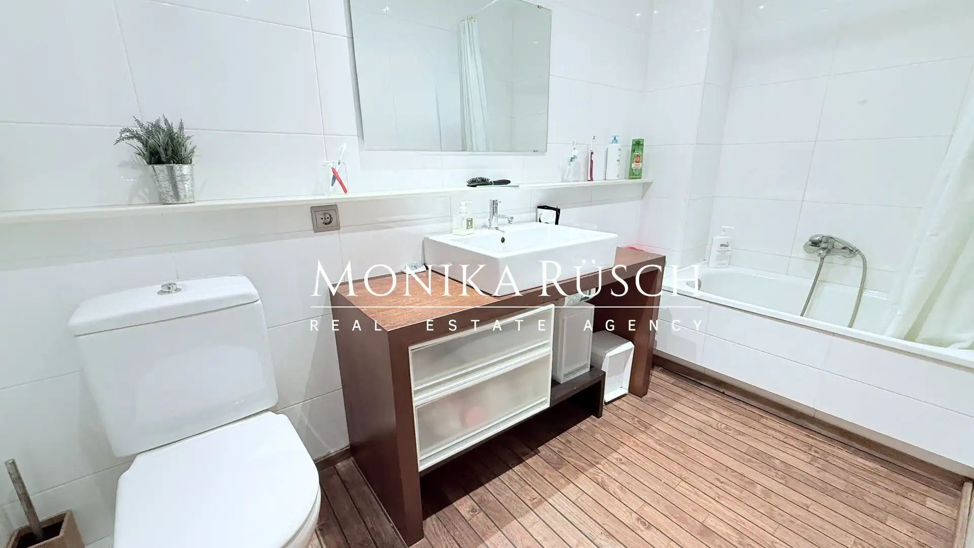 Bathroom of Flat for sale in Barcelona  with Air Conditioner and Heating