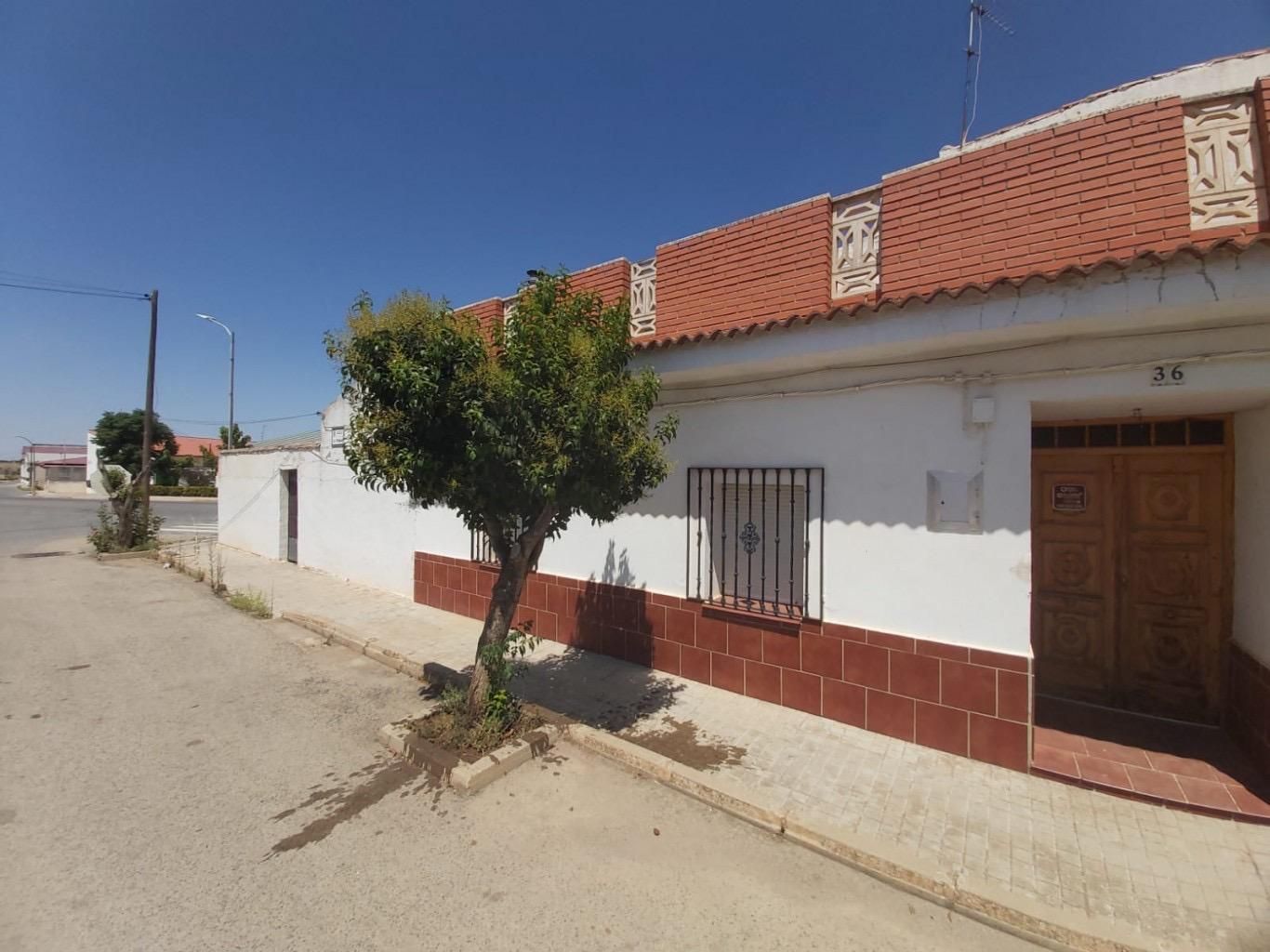 Vista exterior de Casa adosada en venda en Torrenueva amb Calefacció, Terrassa i Traster