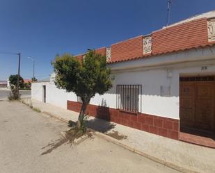 Vista exterior de Casa adosada en venda en Torrenueva amb Terrassa i Balcó