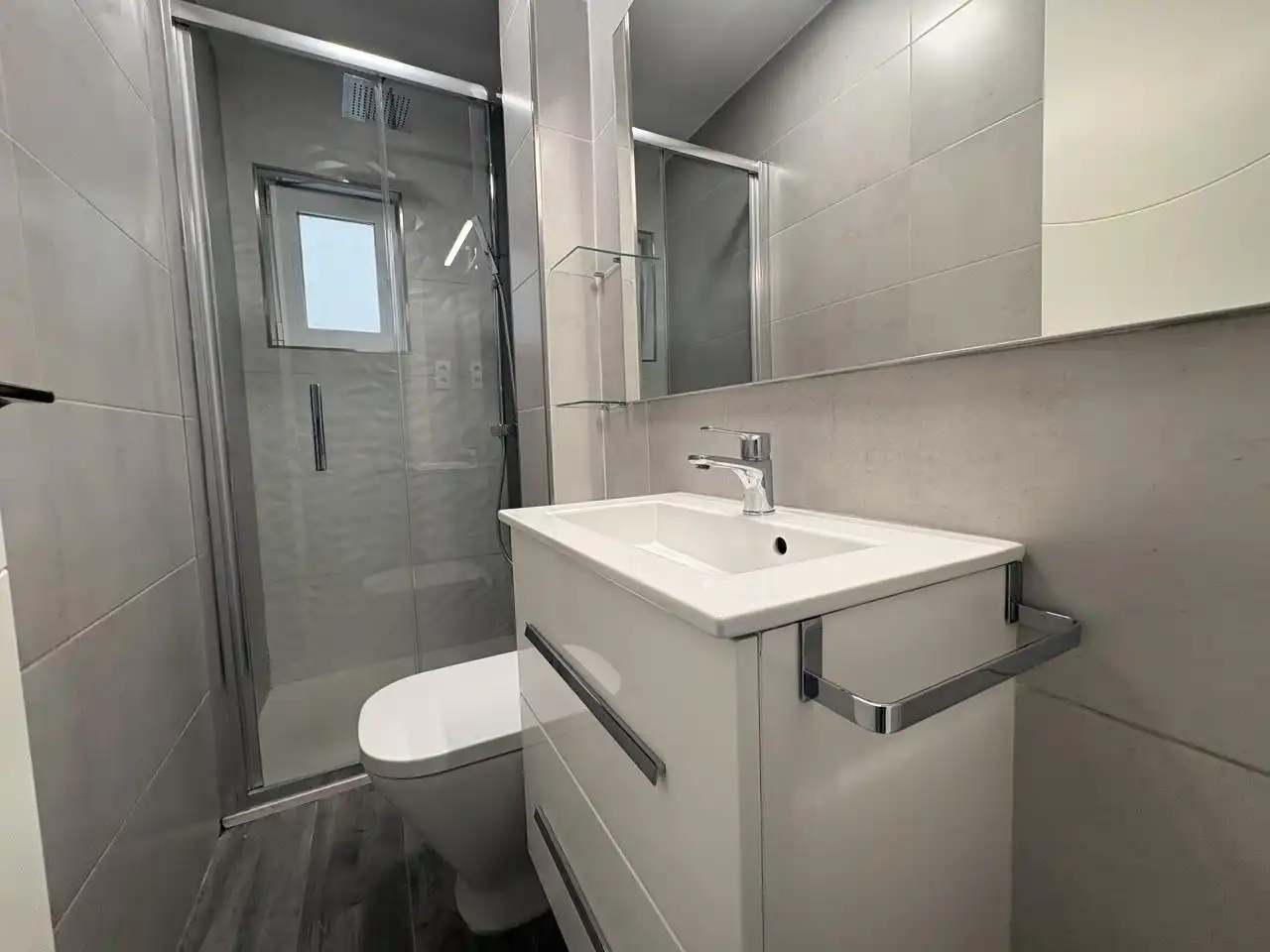 Baño de Piso de alquiler en Madrid con Aire acondicionado y Calefacción