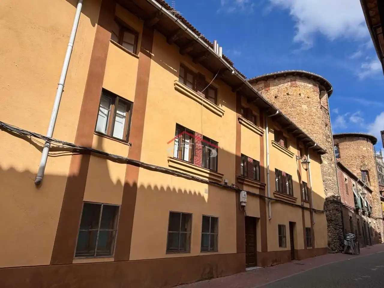 Vista exterior de Casa o xalet en venda en León Capital  amb Jardí privat