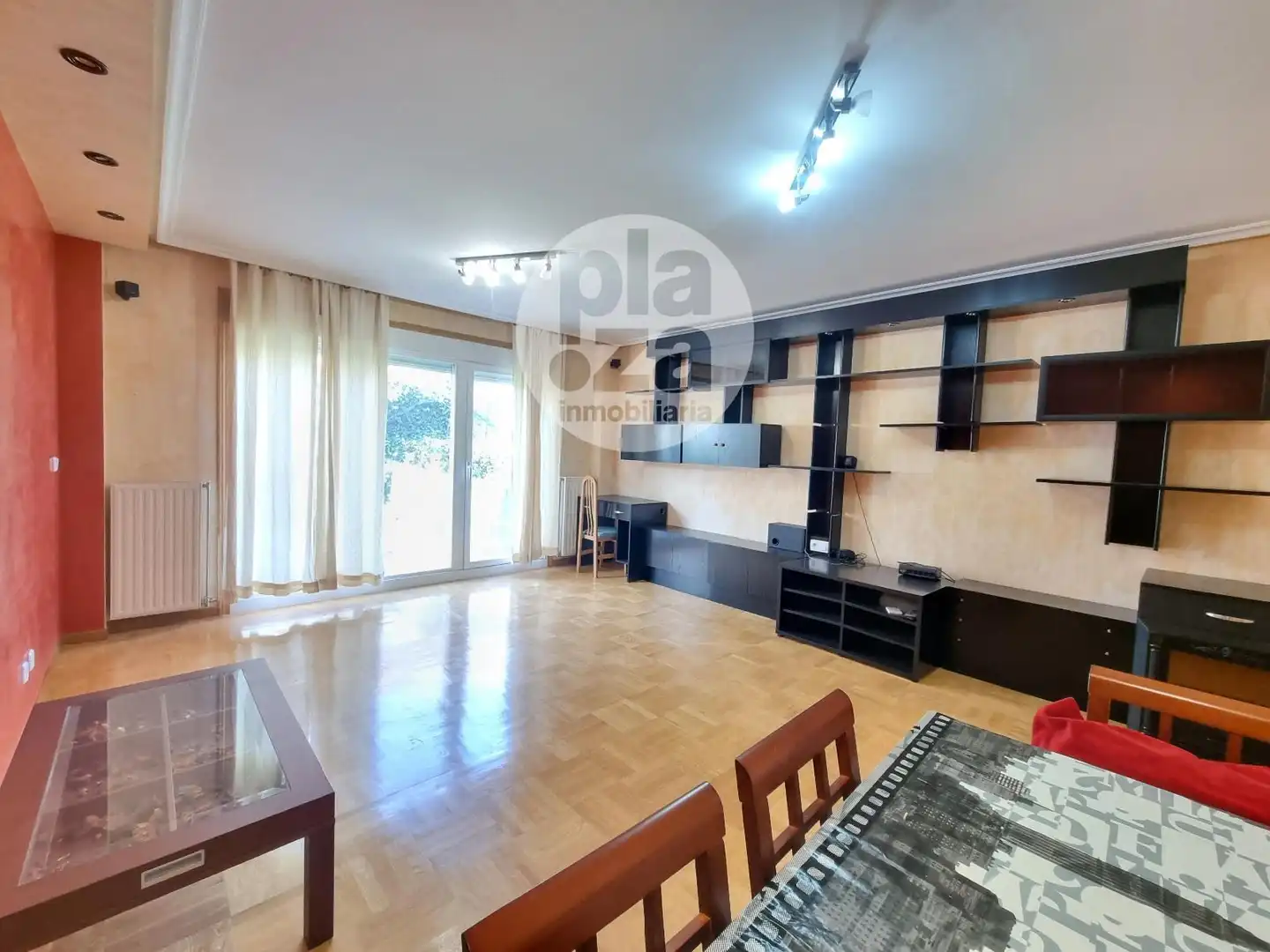 Sala de estar de Casa adosada en venta en Burgos con Calefacción y Jardín privado