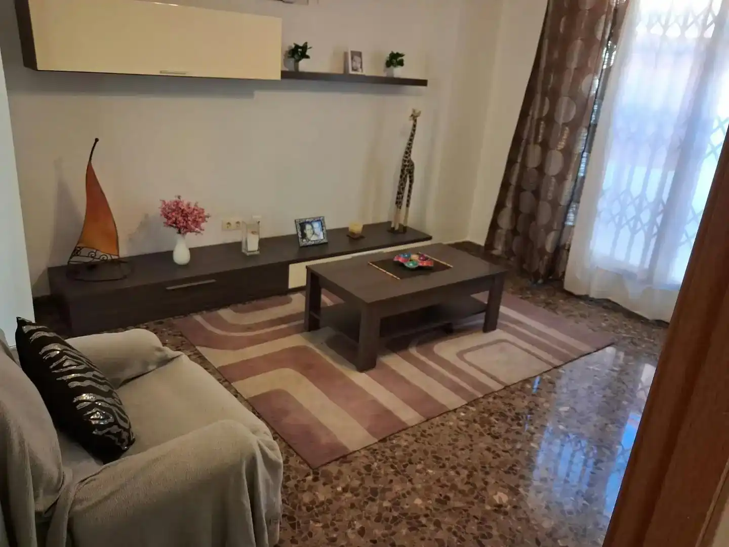 Sala d'estar de Casa adosada en venda en Sagunto / Sagunt amb Aire condicionat i Piscina