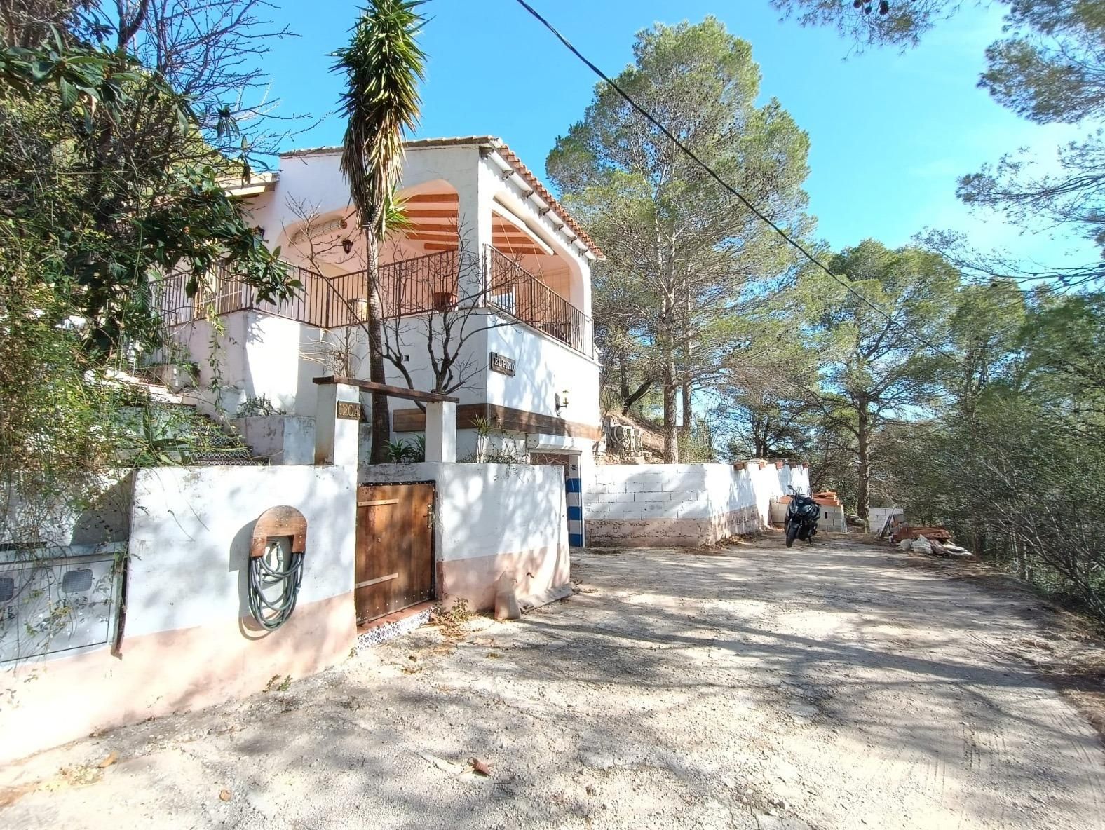 Vista exterior de Casa o xalet en venda en Almiserà amb Jardí privat, Terrassa i Traster