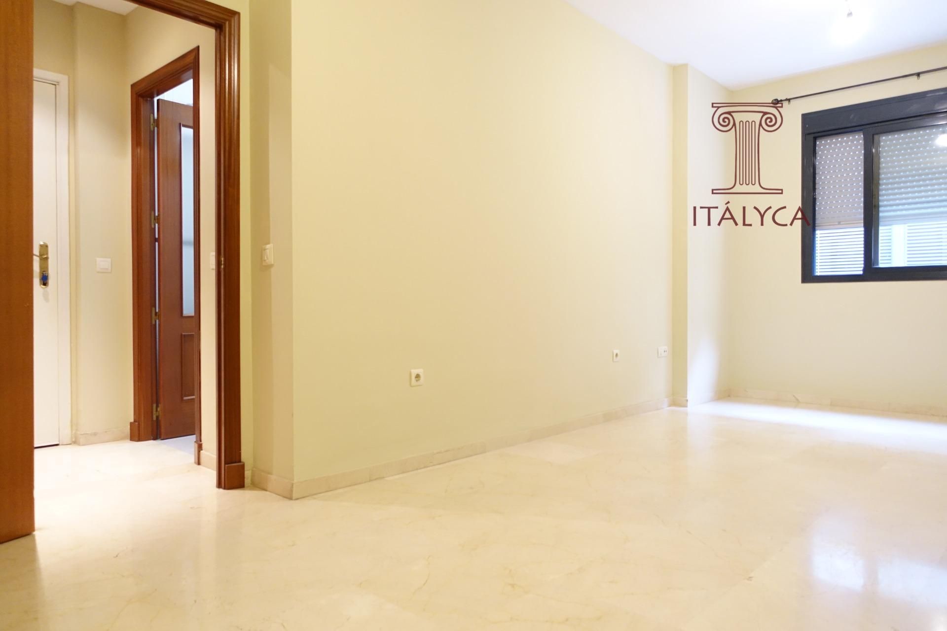 Flat for rent in  Sevilla Capital  with Air Conditioner and Terrace