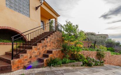 Vista exterior de Casa o xalet en venda en Castellví de Rosanes amb Terrassa i Balcó