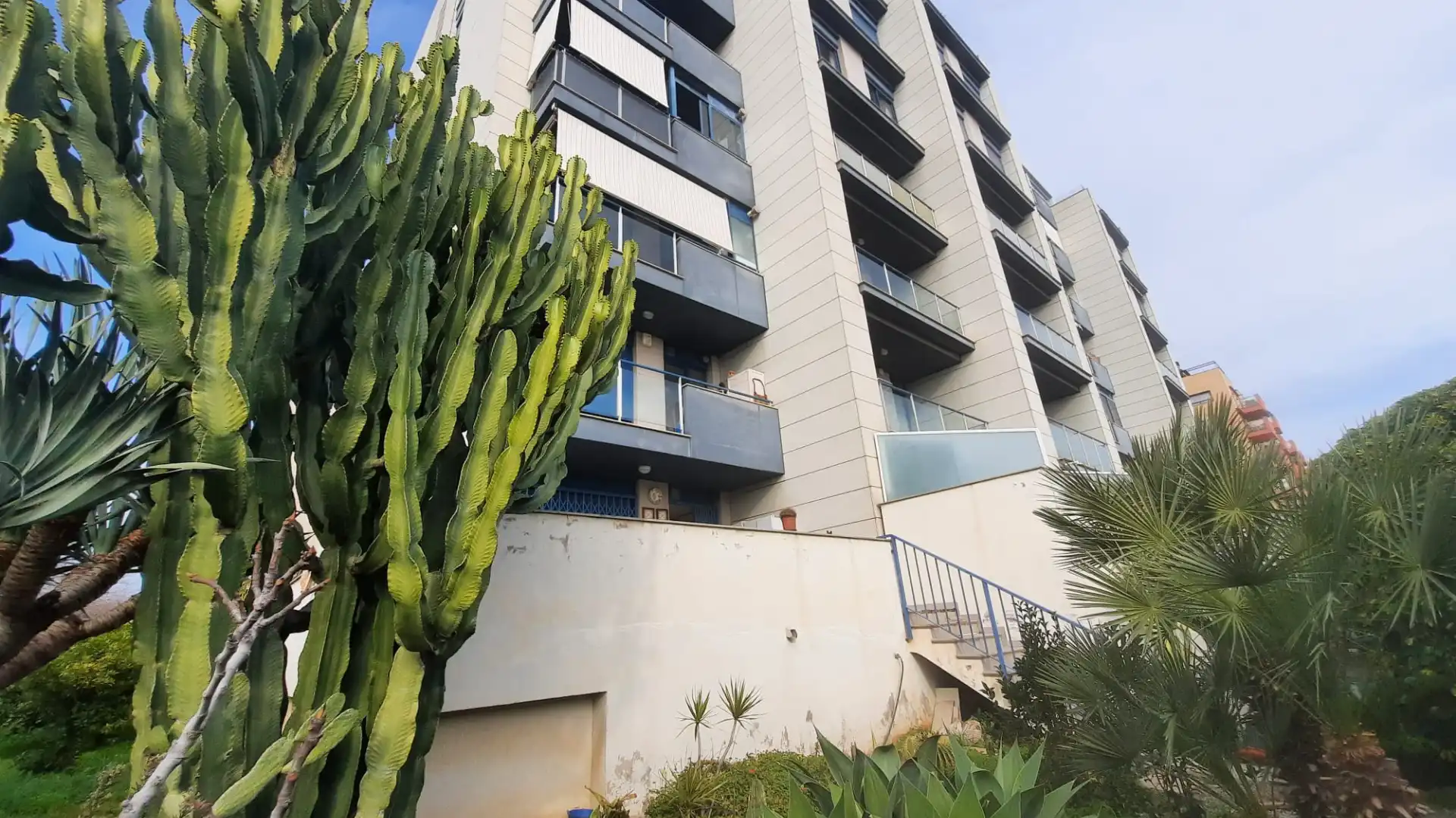 Vista exterior de Piso en venta en Castellón de la Plana / Castelló de la Plana con Jardín privado, Parquet y Terraza