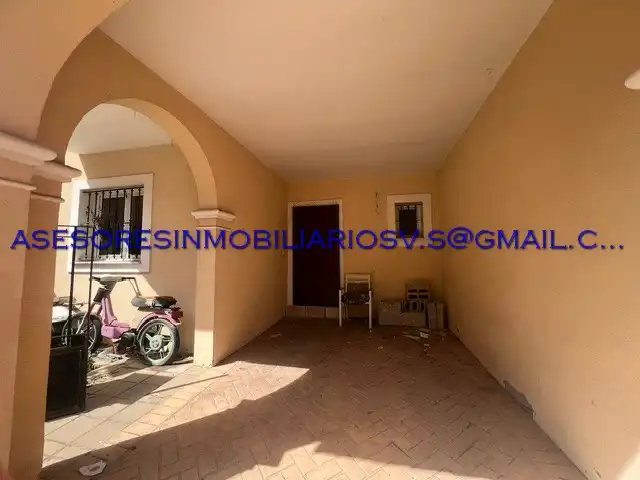 Casa adosada en venda en Castilleja de Guzmán amb Piscina i Balcó
