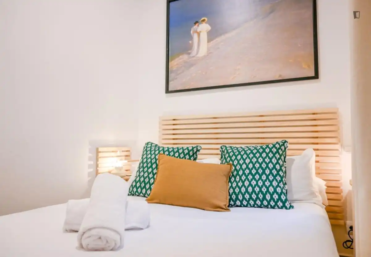Dormitori de Apartament de lloguer en Madrid amb Aire condicionat, Moblat i Rentadora
