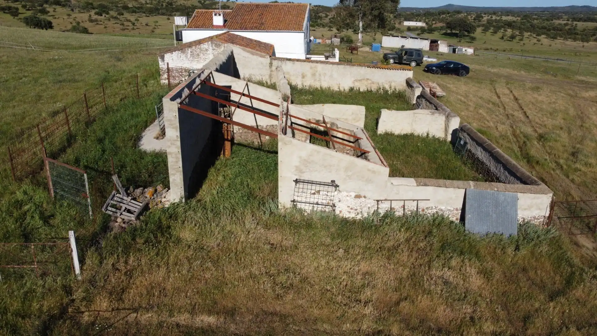 Vista exterior de Finca rústica en venda en Puebla de Guzmán amb Jardí privat i Moblat