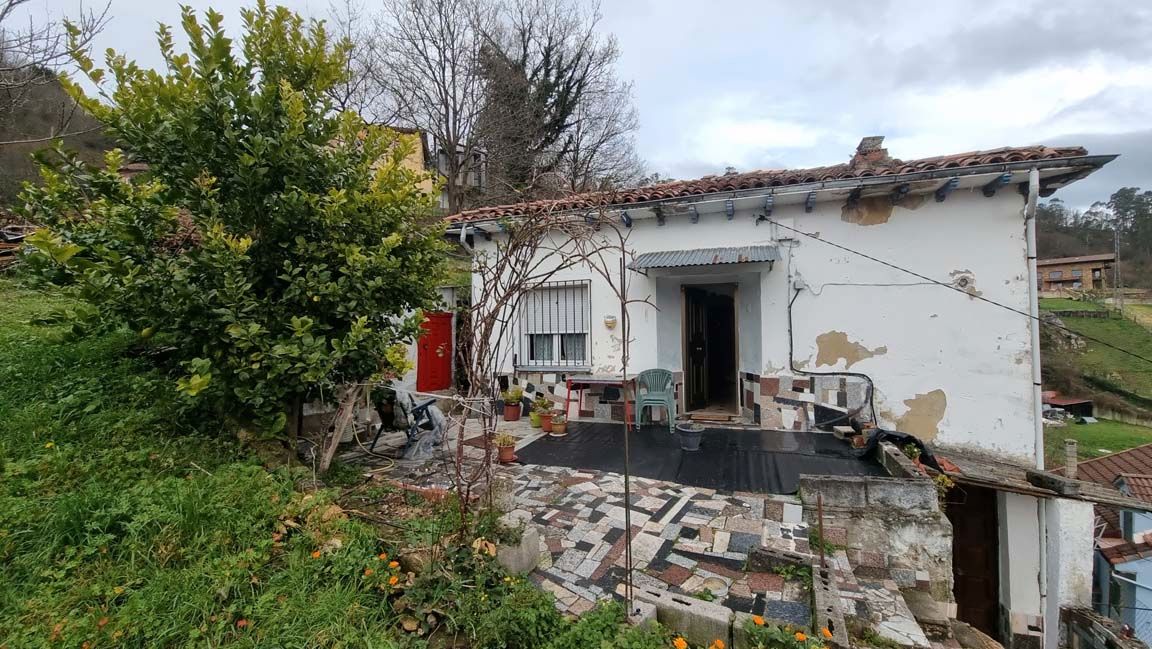 Vista exterior de Casa o xalet en venda en San Martín del Rey Aurelio amb Calefacció, Jardí privat i Terrassa