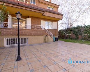 Exterior view of Single-family semi-detached for sale in Alcorcón  with Heating and Private garden