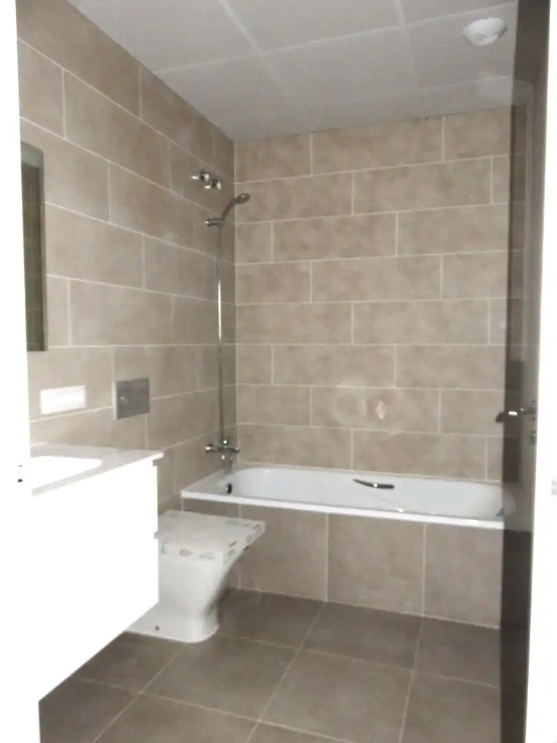 Badezimmer von Wohnungen zur Miete in Valencia mit Klimaanlage, Abstellraum und Balkon