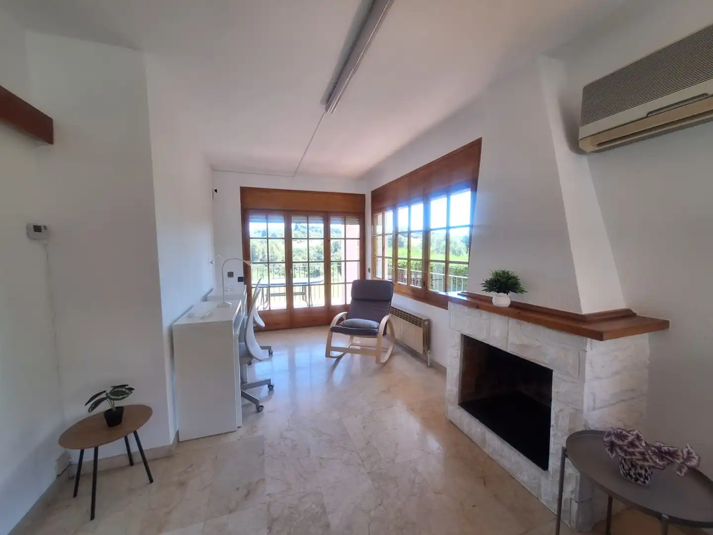 Sala de estar de Casa adosada en venta en Sant Esteve Sesrovires con Aire acondicionado, Calefacción y Jardín privado