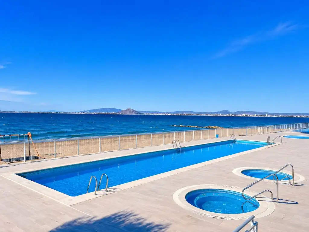 Piscina de Apartament en venda en La Manga del Mar Menor amb Aire condicionat, Calefacció i Terrassa