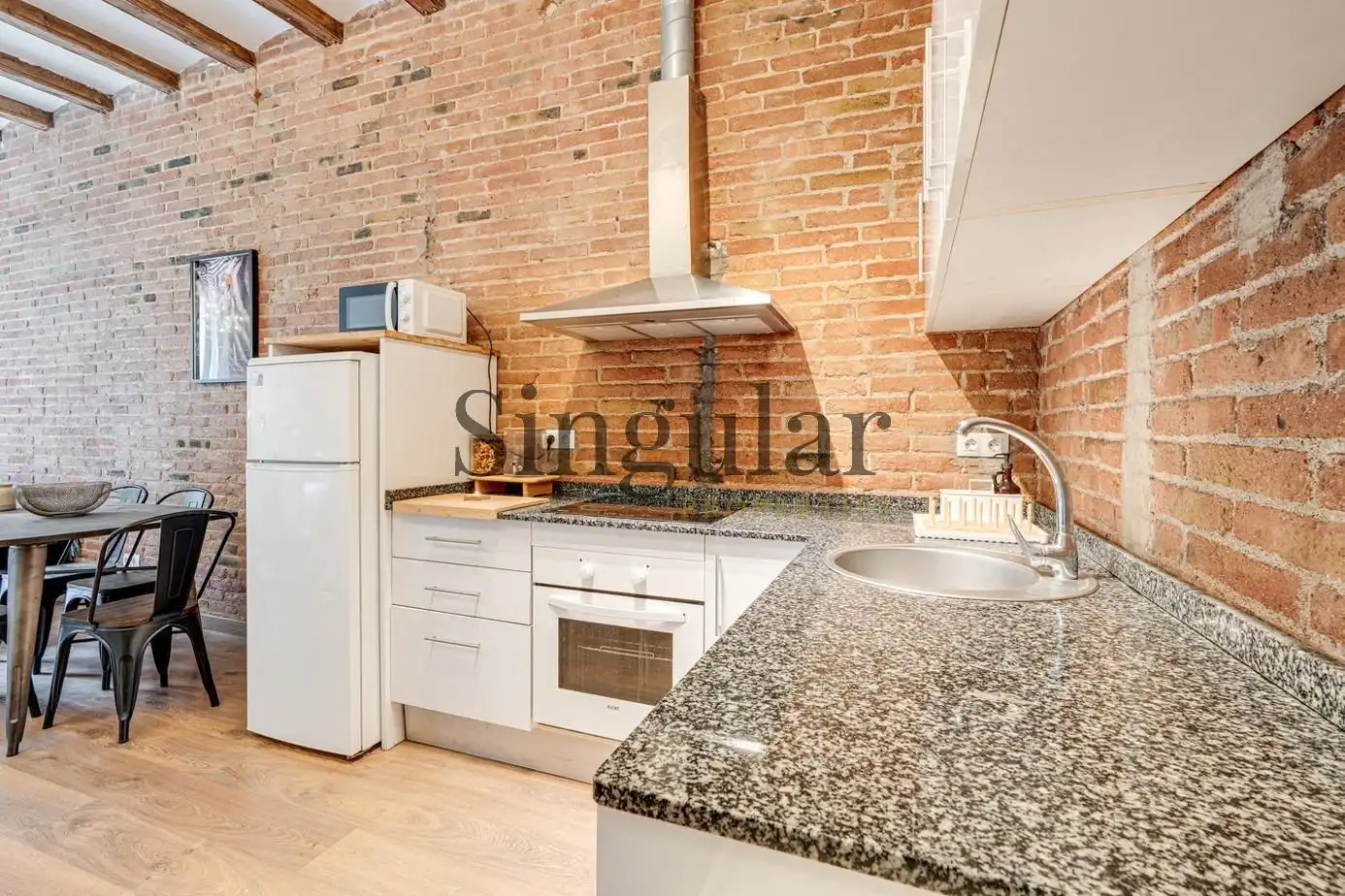 Cuina de Apartament en venda en Barcelona amb Aire condicionat, Calefacció i Moblat
