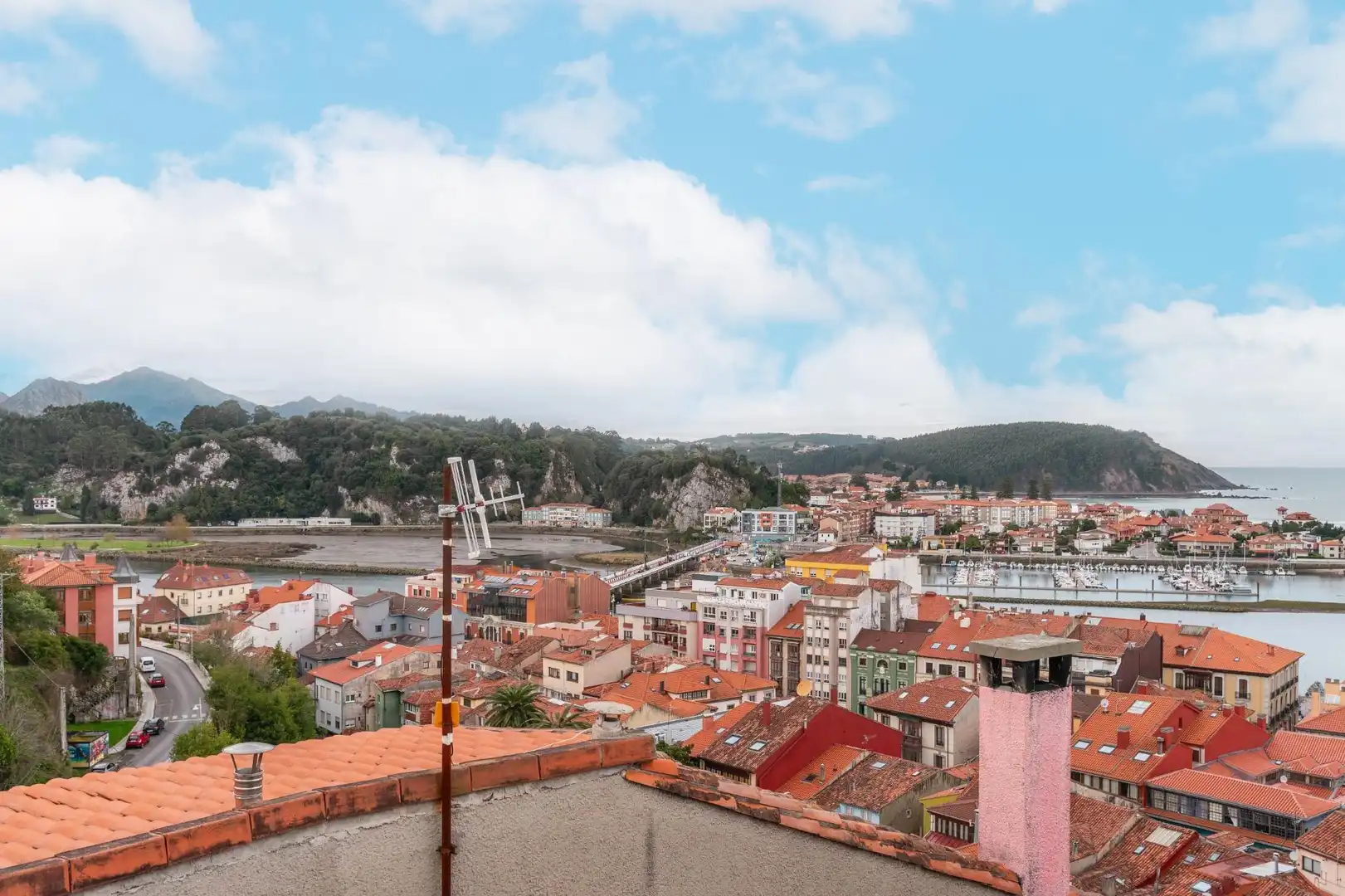 Vista exterior de Casa adosada en venda en Ribadesella amb Calefacció, Terrassa i Traster