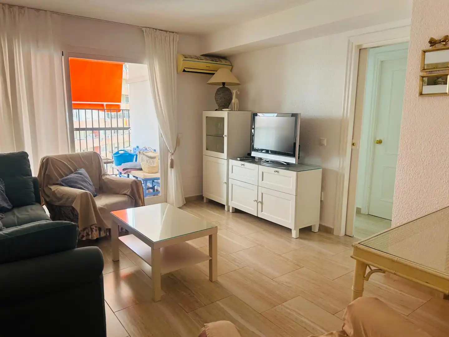 Wohnzimmer von Wohnungen zur Miete in Fuengirola mit Klimaanlage, Terrasse und Möbliert