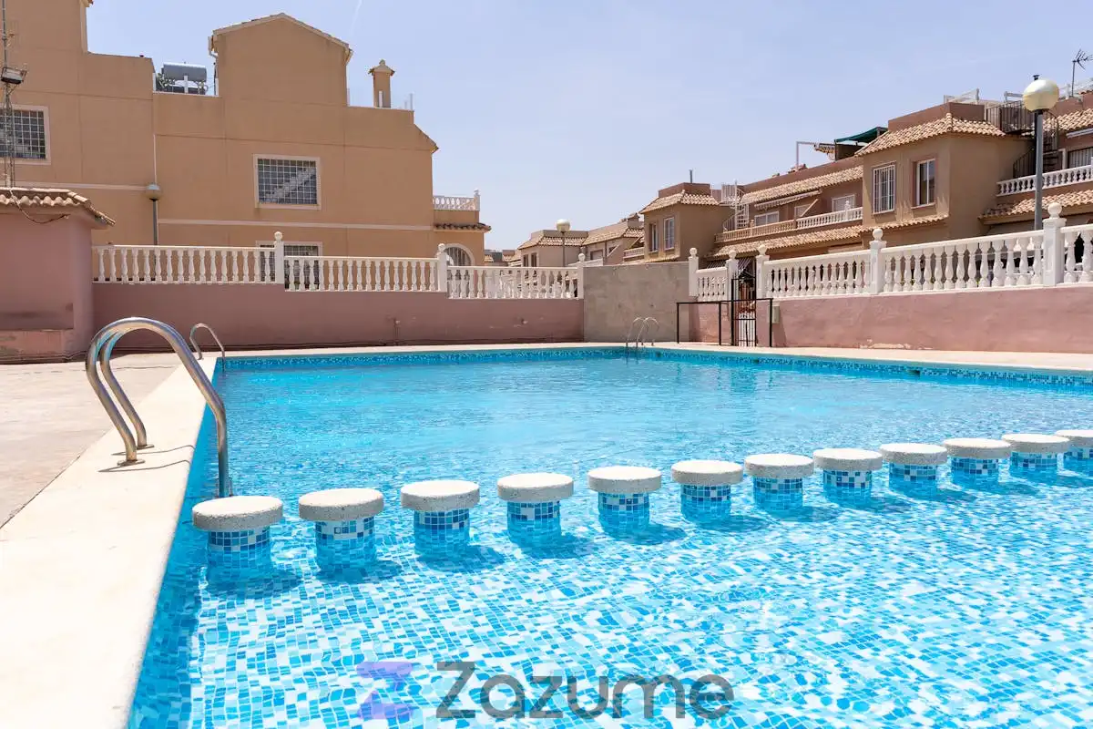 Piscina de Casa adosada de lloguer en Santa Pola amb Aire condicionat, Calefacció i Jardí privat