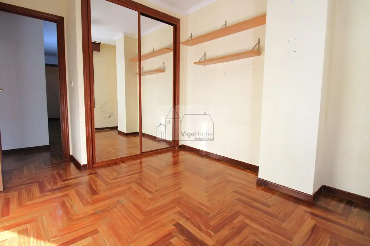 Bedroom of Flat for rent in Vigo   with Heating, Parquet flooring and Storage room