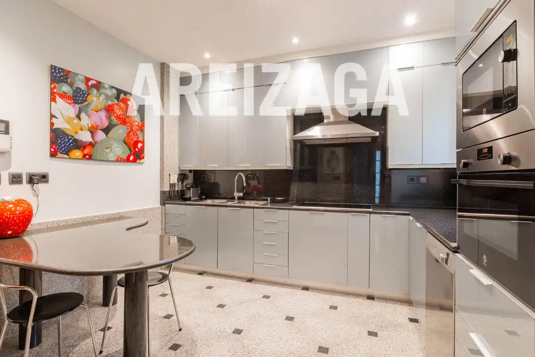 Cuina de Casa o xalet en venda en Donostia - San Sebastián  amb Aire condicionat, Calefacció i Terrassa