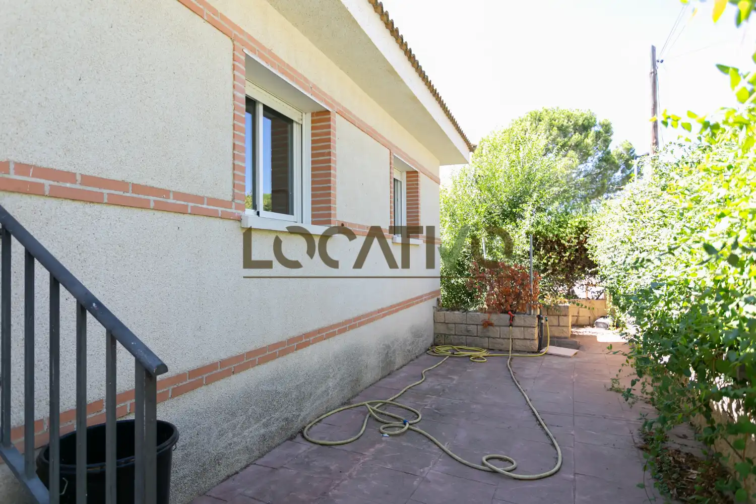 Vista exterior de Casa o xalet en venda en Navas del Rey amb Calefacció, Jardí privat i Traster